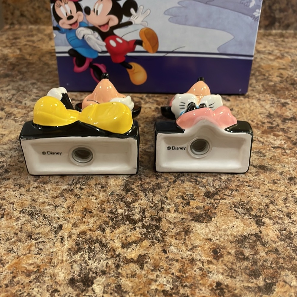 🔴SOLD🔴 Disney Mickey and Minnie Salt and Pepper Shakers set - Picture 3 of 5